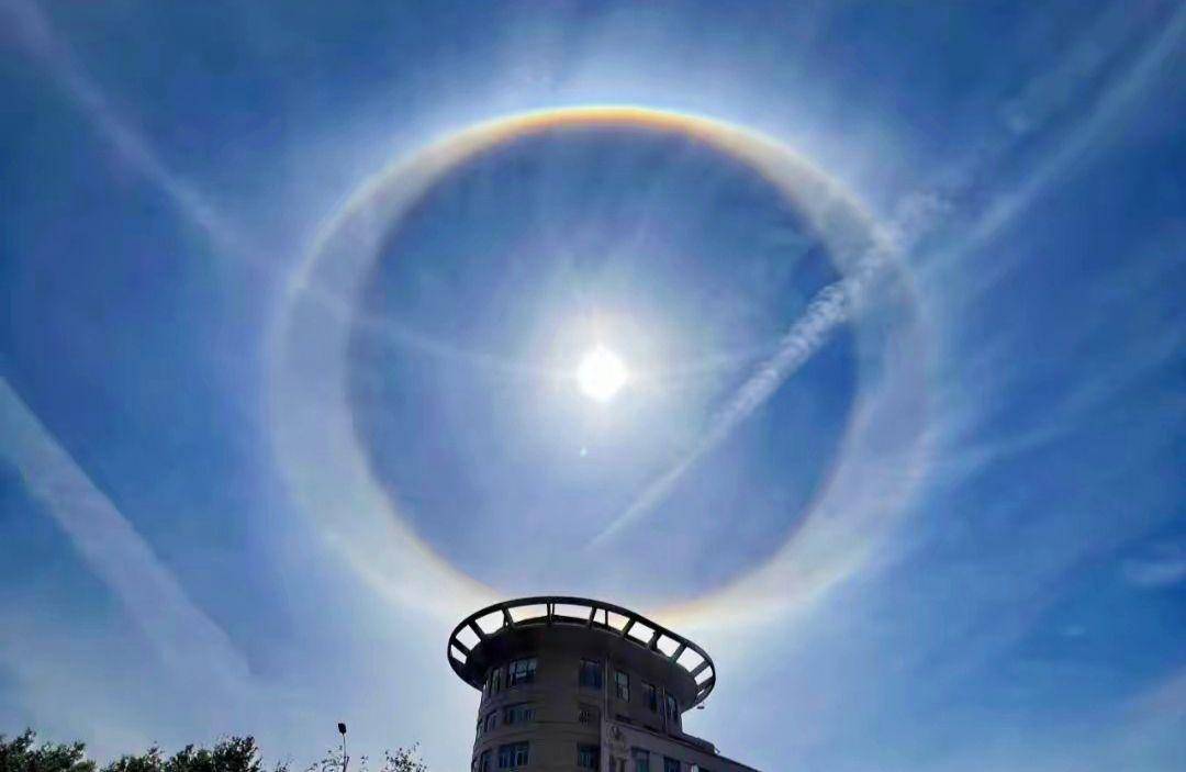 昆明天空惊现"巨眼"?双环日晕如同给太阳戴上了"美瞳"
