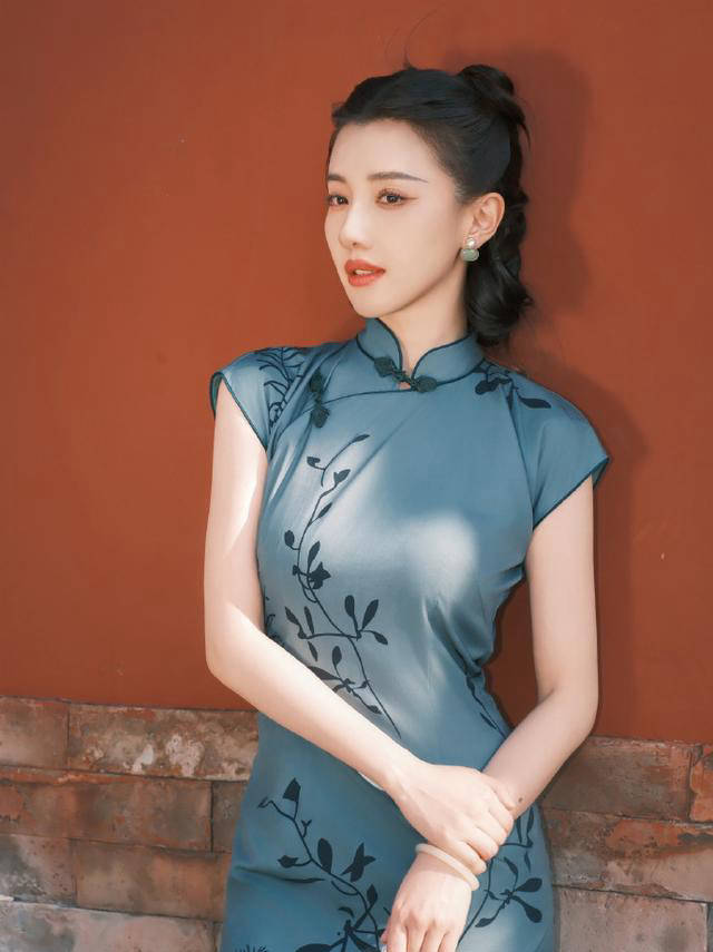 王鹤润旗袍美照惊艳亮相,精致气质令人心动_魅力_美得_演技