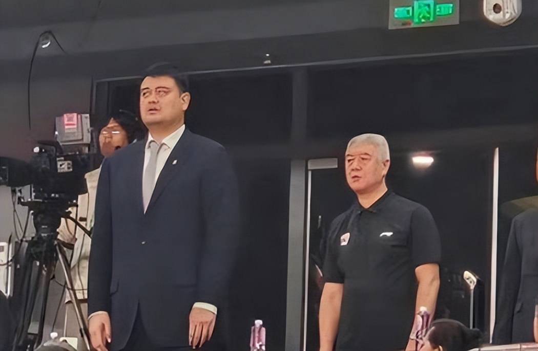 杨鸣球员通道欢呼,姚明淡定观看