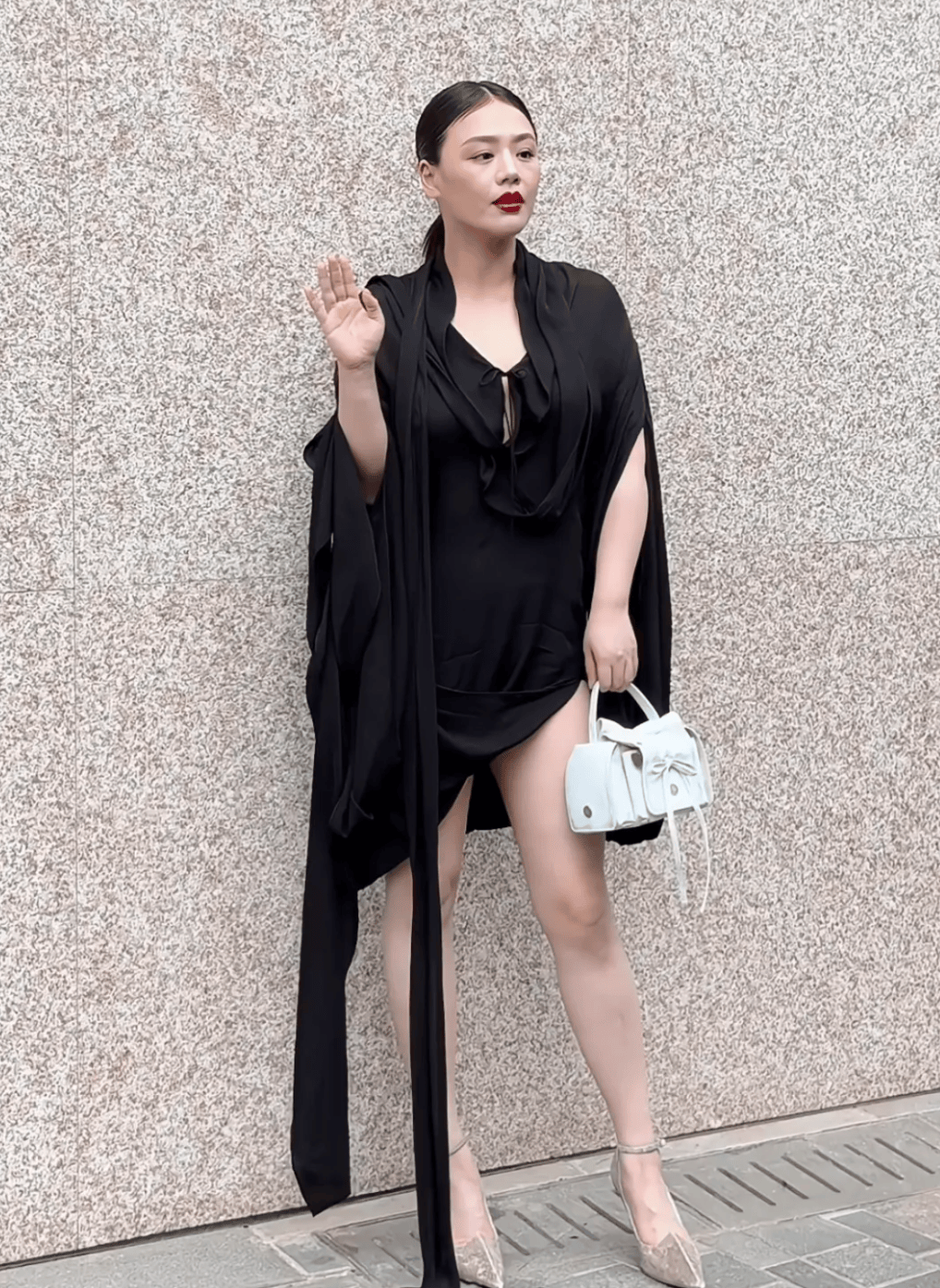 马思纯确定是瘦了50斤吗?穿小黑裙难掩膀大腰圆