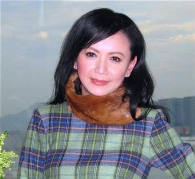 与梁朝伟同居6年分手,独自将儿子抚养长大,如今儿子是她的骄傲_曾华倩