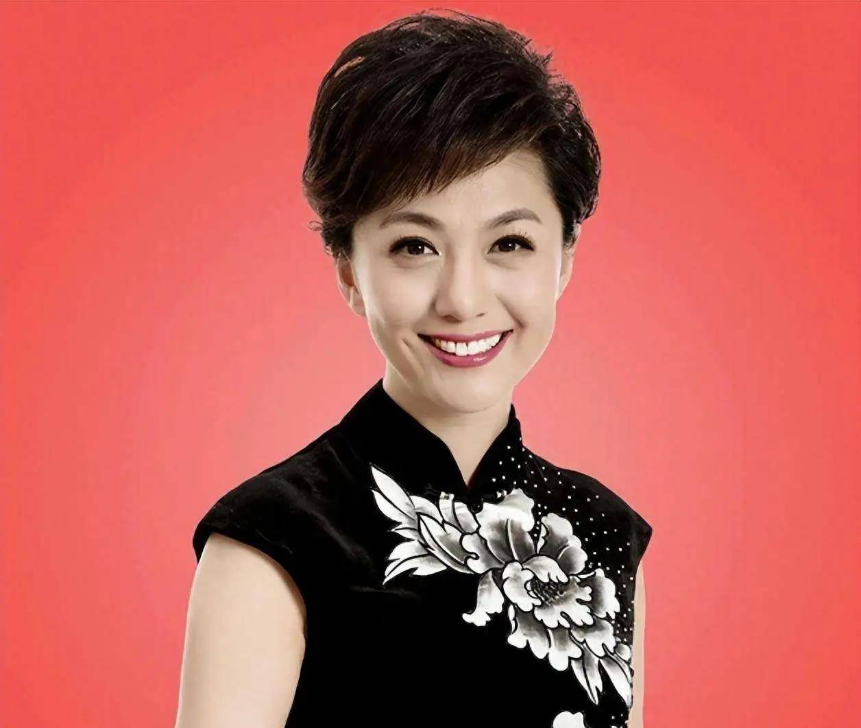 央视主持人海霞,作为"金声奖"的开奖嘉宾,莅临青岛,点赞青岛