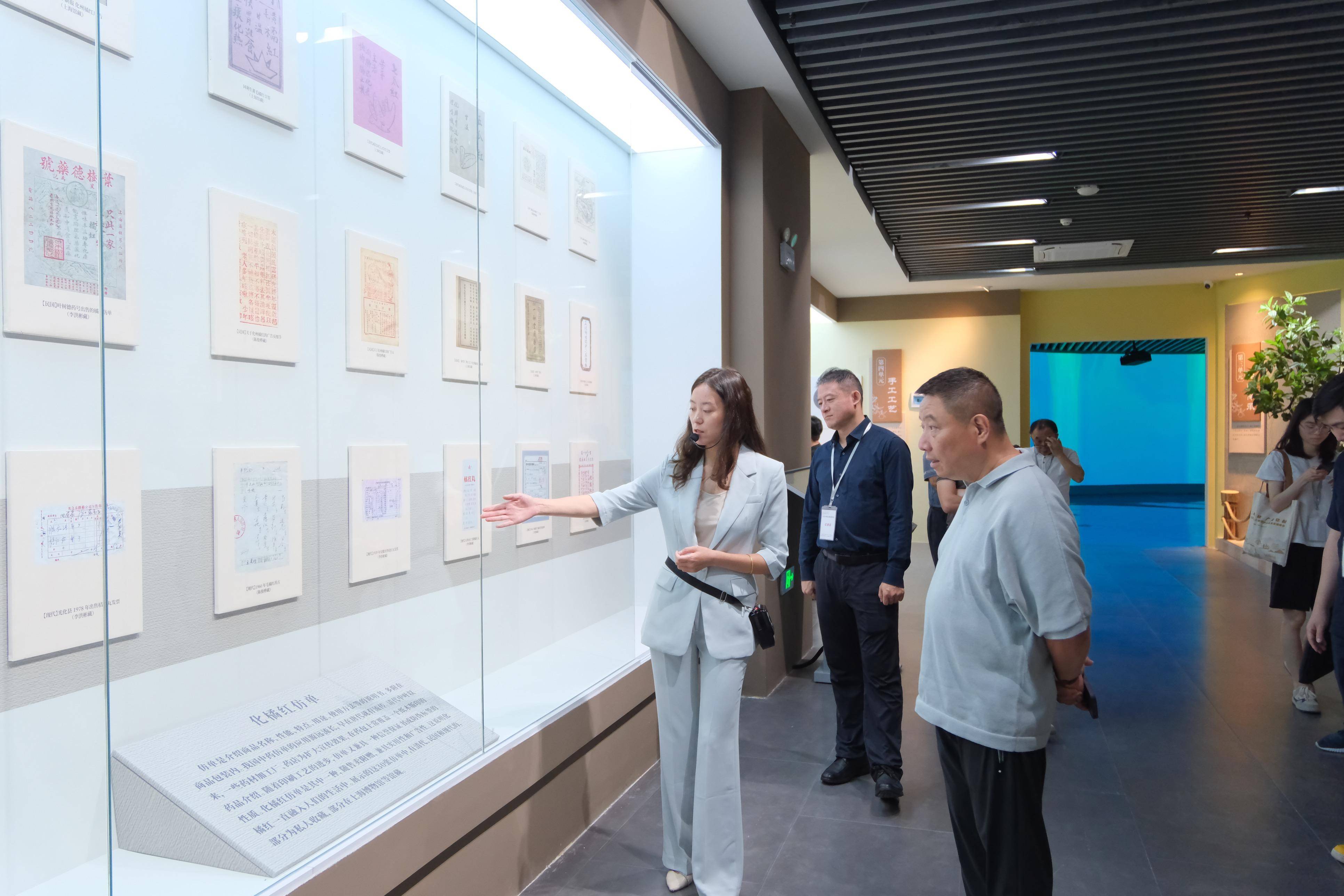 采访团走进化州化橘红博物(展览)馆位了解化橘红产业.