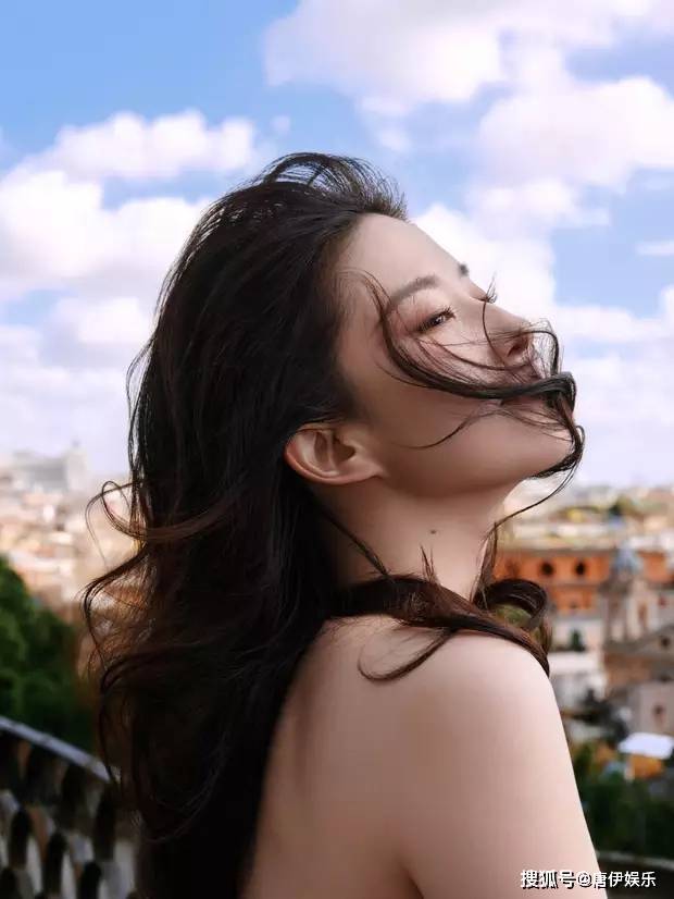 刘亦菲亮相时尚活动,紫裙闪耀仙气足,侧颜杀美翻全场!