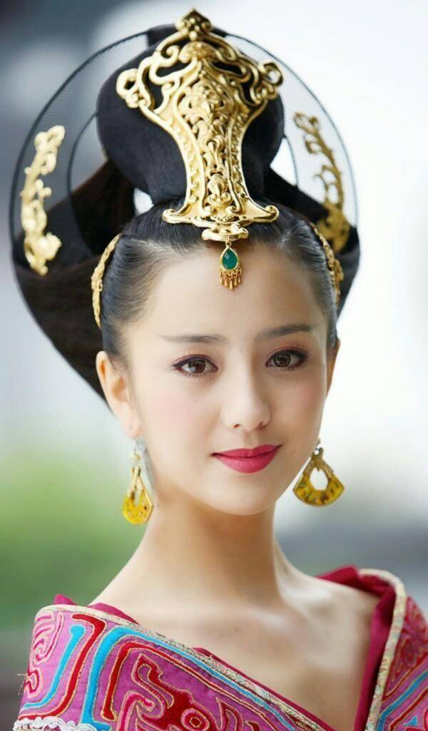 许氏年老色衰,汉成帝开始宠爱才貌双全的班婕妤,班婕妤后来也生了一
