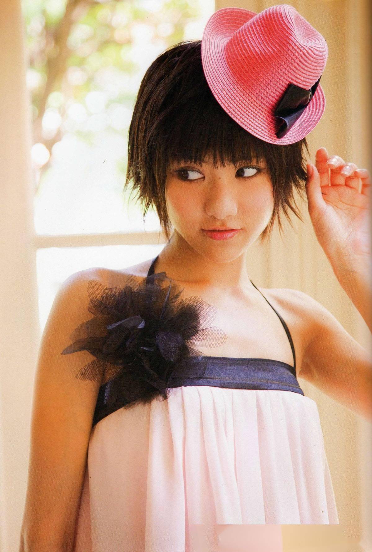 宫泽佐江:纯欲女神的魅力写真集,每一帧都饱满而韵味十足!