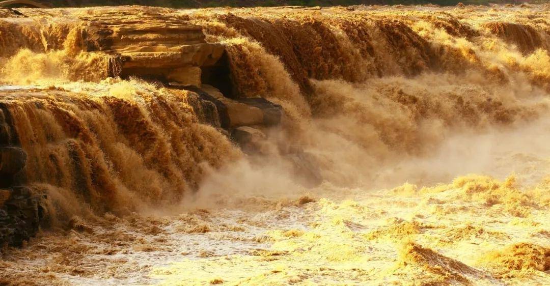 黄土大山分开一条条裂缝,有宽有窄,后经暴雨导致山洪暴发,地表被切割