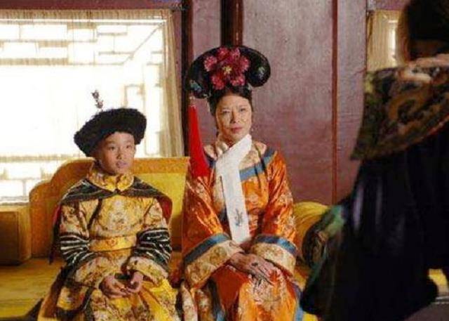 慈禧和慈安两名太后垂帘听政,而且慈安大都是听慈禧的吩咐,同治皇帝就