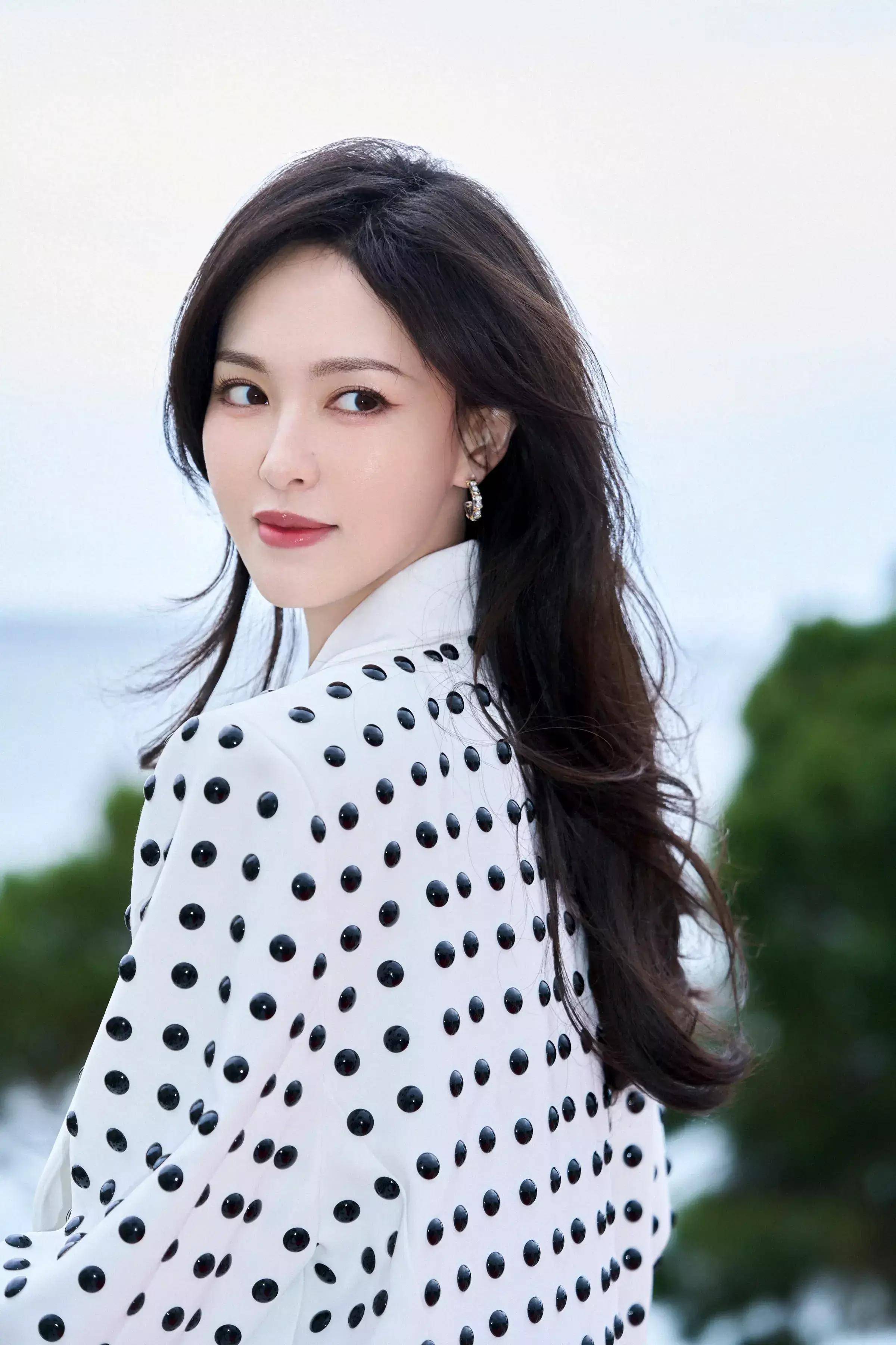 唐嫣白色西装端庄大气,黑色礼服霸气外露,风格大不同