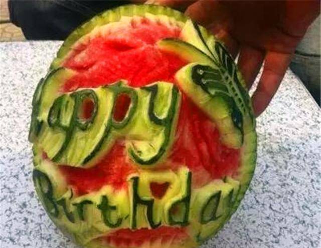 在冬瓜上刻"美猴王"走红,被卖菜所耽误的画家_郭玉红_雕刻_作品