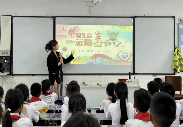 并通过播放禁毒纪录片和教育片,让学生在轻松的氛围中了解到了毒品的