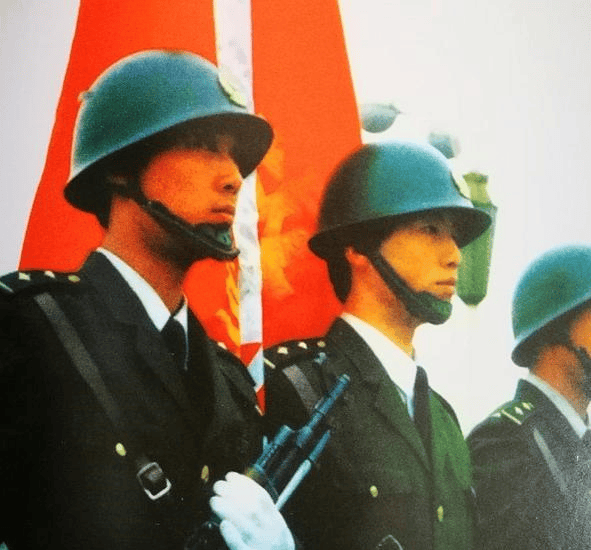 2000年的武警服装图片