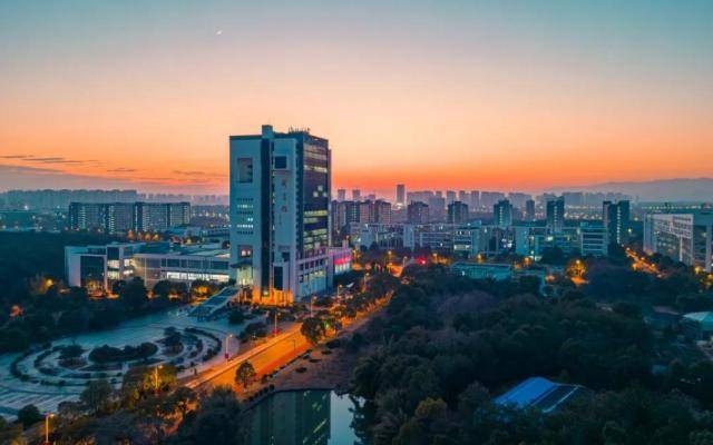 2018年学校成为教育部与江西省部省合建高校,数据显示,南昌大学获批59