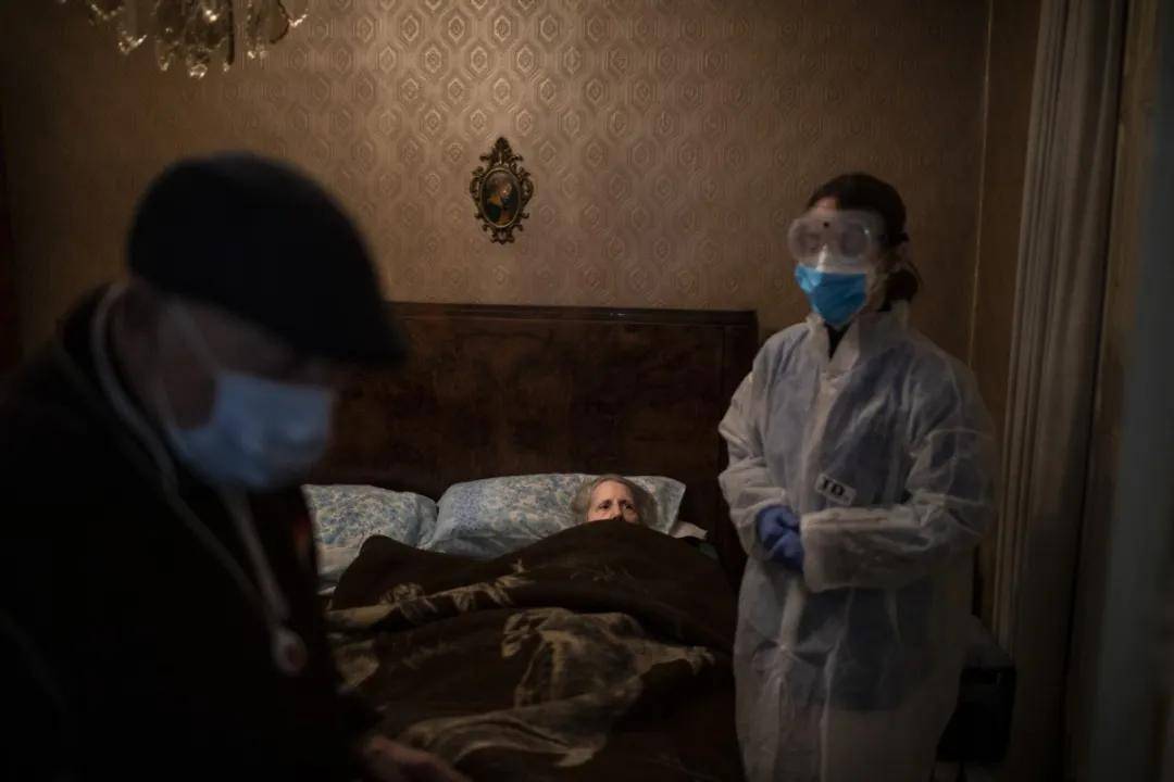 2021年普利策专题摄影奖:西班牙新冠疫情中艰难的老人们