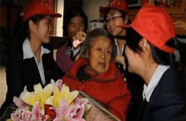 安徽省长寿老人117岁,忌日和生日同一天,去世后全村人来送葬