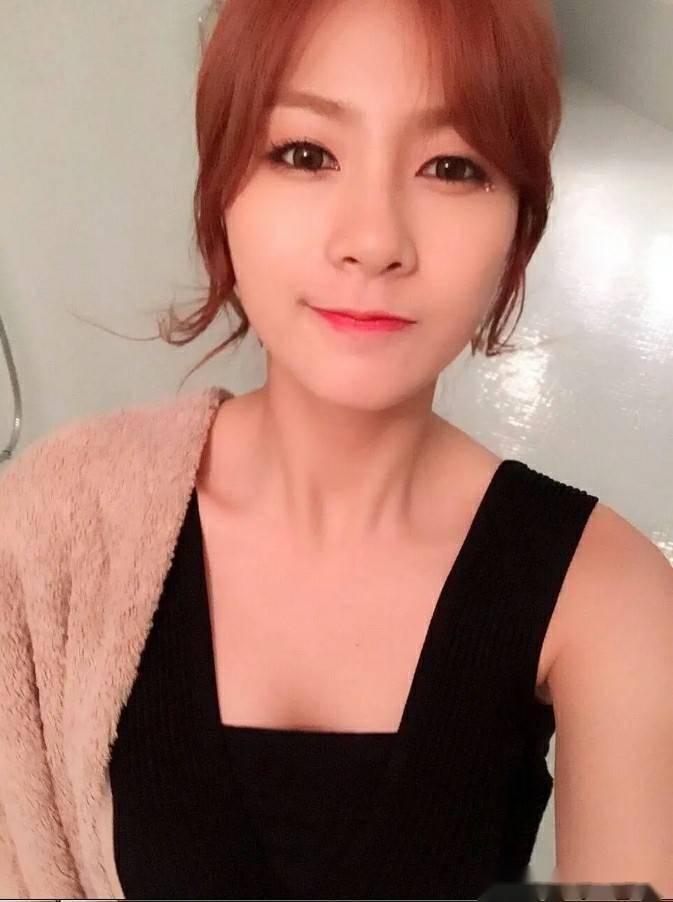 36岁吴夏荣,美貌与才华兼备的女神级人物!