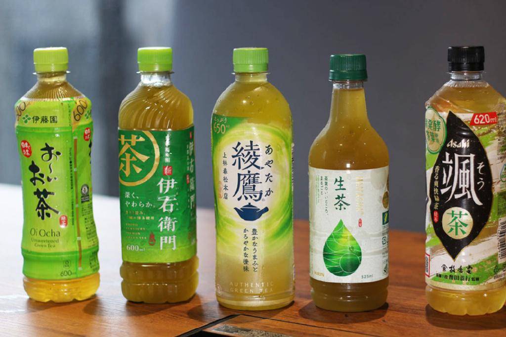 日本三款绿茶:三得利伊右卫门(左二),可口可乐绫鹰(中),麒麟生茶(右二