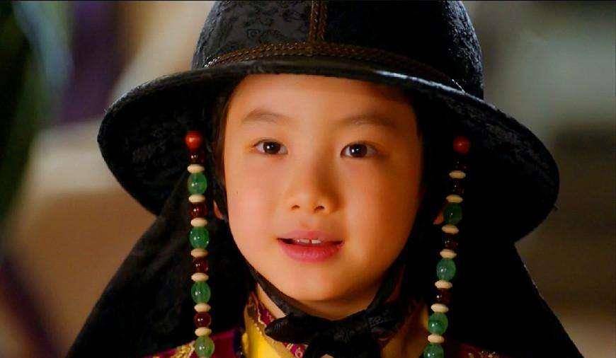 此人本是湖北布贩,天热在村中池塘泡澡,结果被人强拉上岸当皇帝