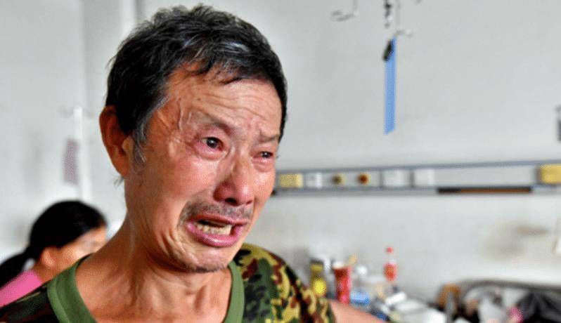 河南老人垃圾堆捡到女婴,养育16年成美丽少女,如今治病花光积蓄