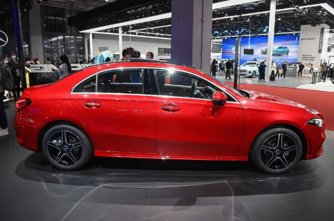 奔驰怒降12万化身"价格屠夫",内饰豪华,最低12.