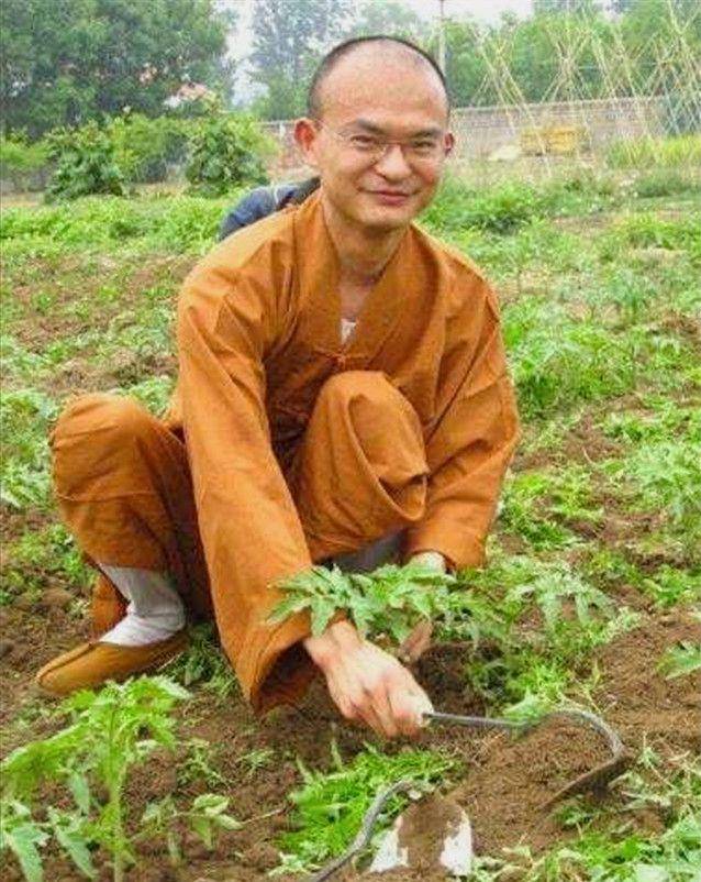 后来,张明光成为了龙泉寺的住持,他也开始将手中的事情交由其他法师来