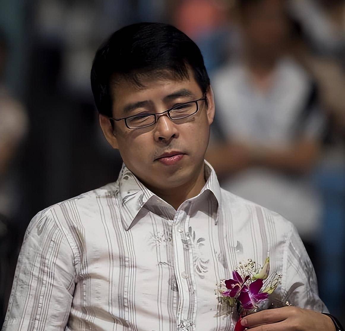 要求中国人向世界道歉,被央视开除的阿丘,如今的现状咎由自取