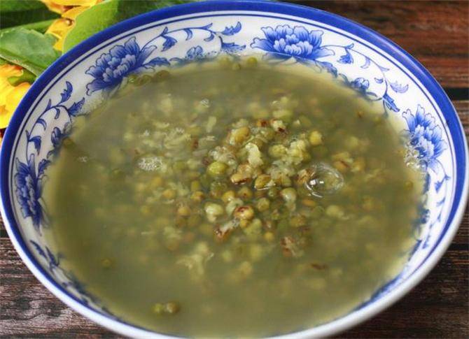 这才是熬绿豆水的正确做法,10分钟快速煮开花,颜色翠绿又起沙