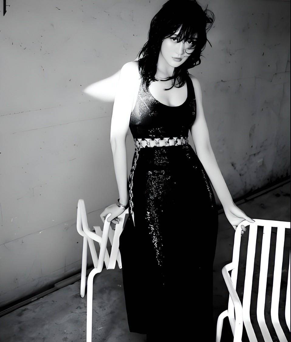 王鸥被曝产子后首登杂志,被曝当妈后更显魅力,身材优美宛如少女