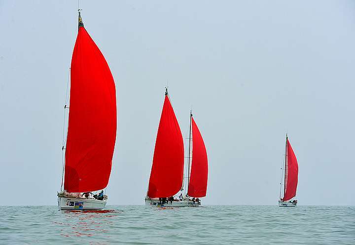 俄罗斯索契天空出现的红帆船找到实物了,去年的空中巨轮也有实物