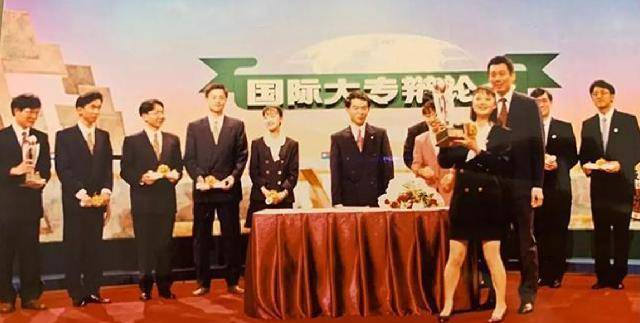 复旦大学再次抽中了不太好辩论的反方,经过小组内的讨论,队员们决定