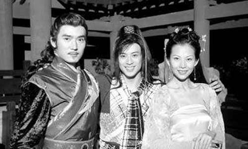 为了能亲手塑造出心目中的侠客形象,他曾以"东方客"为笔名在书刊