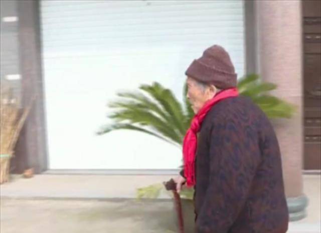 了男子10元工钱,50年后98岁的她冒雨走3公里还债_孙杏宝_张发林_妻子