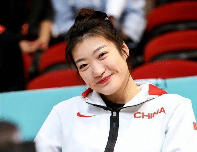 中国女篮众国手联合拍摄广告,李梦体格抢眼尽展勒布朗风采