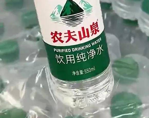 绿瓶农夫山泉对撞透明怡宝,瓶装水界再掀风云?