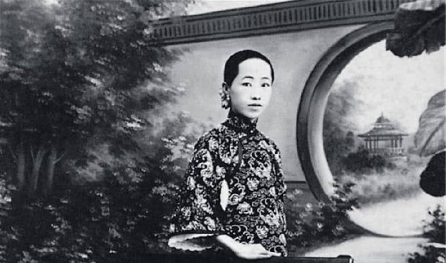 她就是福芝芳,是没落的贵族,由于一些原因,福芝芳从小就跟母亲福大姑