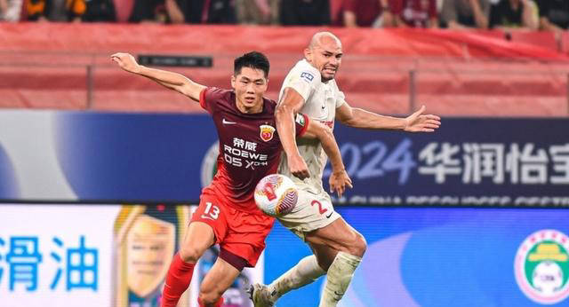 成都球迷怒批主帅:2替补送礼毁胜局,韦少换下贻误良机_蓉城_吴雷_胡睿