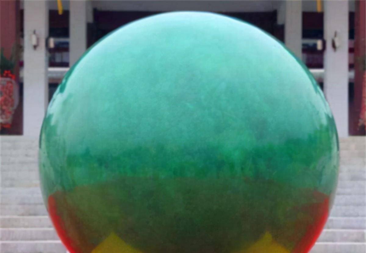 2003年,男子挖到重6吨夜明珠,估值26亿无人买,如今成"路灯"