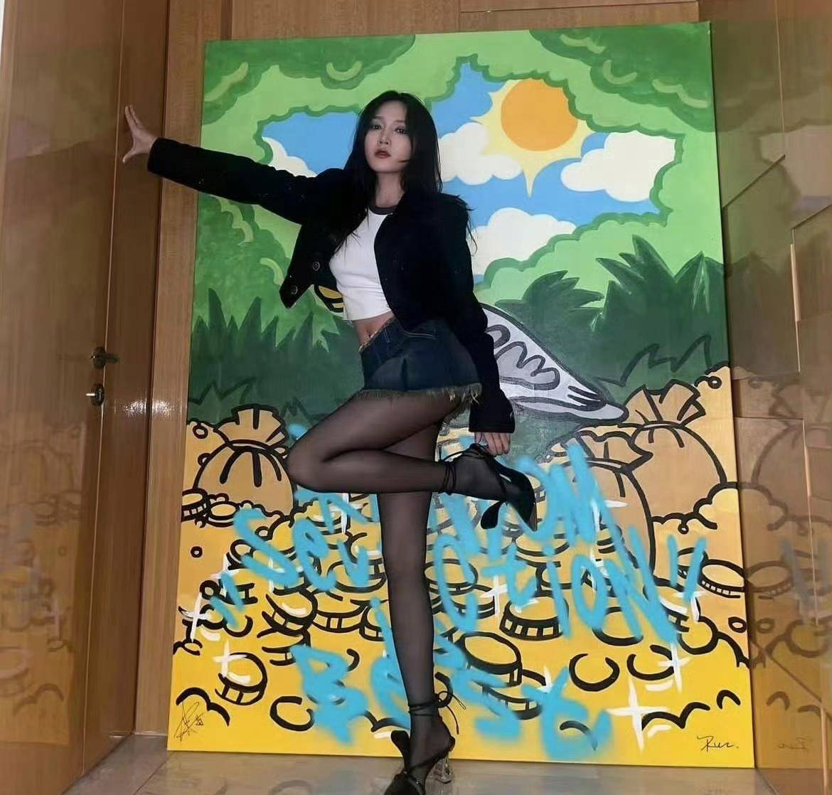 孟佳:牛仔短裙搭配黑丝袜,迷人魅力无法挡!