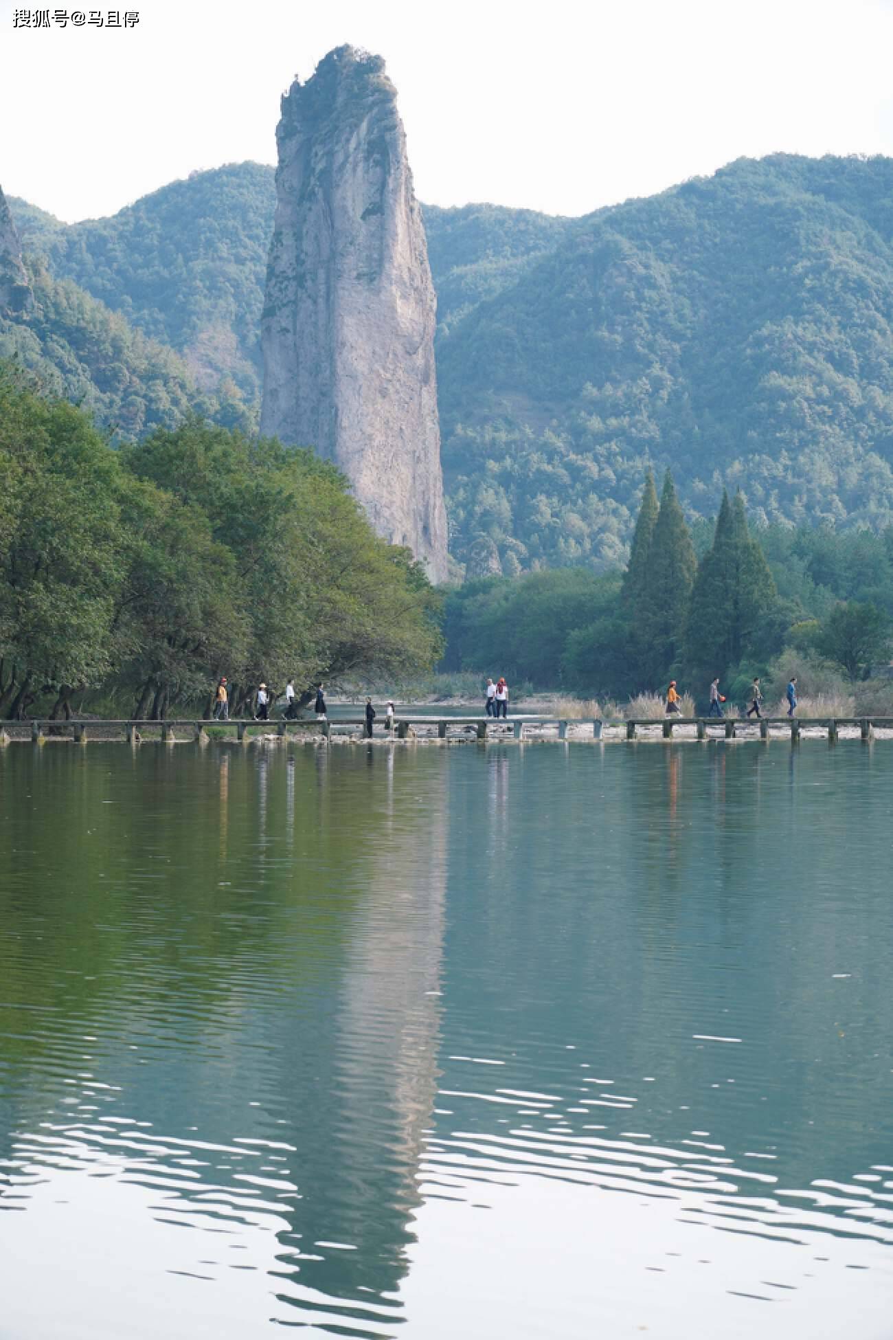 来到仙都景区首先要看看鼎湖峰,这里是早前火热的《与凤行》中行止与