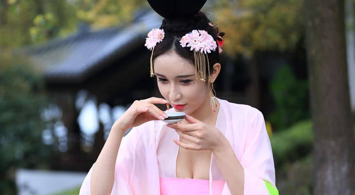 三国时混的最惨的武将,老婆被吕布,曹操,关羽惦记,他还不敢反抗