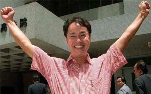 他的身高仅仅1米6,却统领手下10万门徒,甚至当众骂张子强_尹国驹_澳门