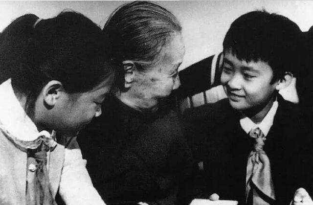 冰心的孙子在她墓碑上刻出"教子无方,枉为人表",原因究竟为何