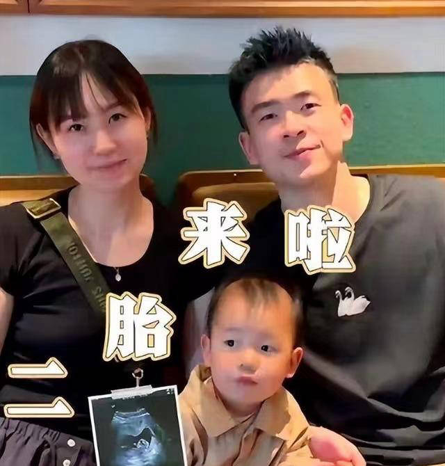原创国羽世界冠军郑思维妻怀二胎晒一家四口全家福附b超传递喜讯