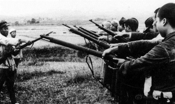 拍案惊奇:1944年他枪下留人,24年后被救者救其一命,救人如救己