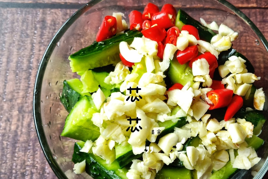 夏天,这道菜最受欢迎,2分钟搞定,省时省力,还可以减肥_黄瓜_蔬菜_小米