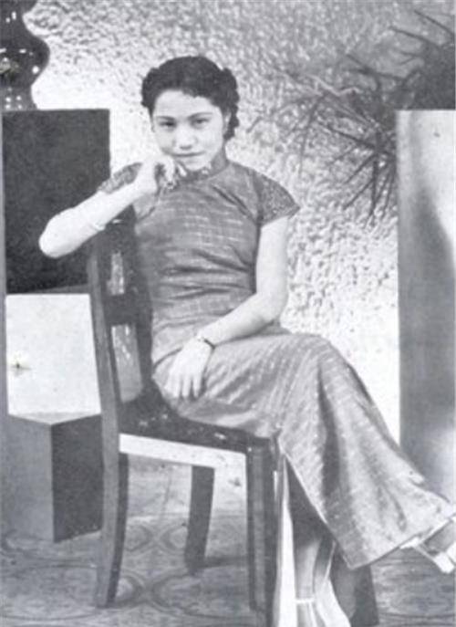 她是职业交际花,挺着大肚却被老公无情抛弃,生下一女名扬四海