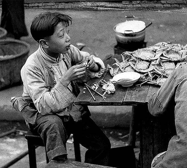 40年代上海,美国摄影师arrufat拍下:穷人吃满桌大闸蟹