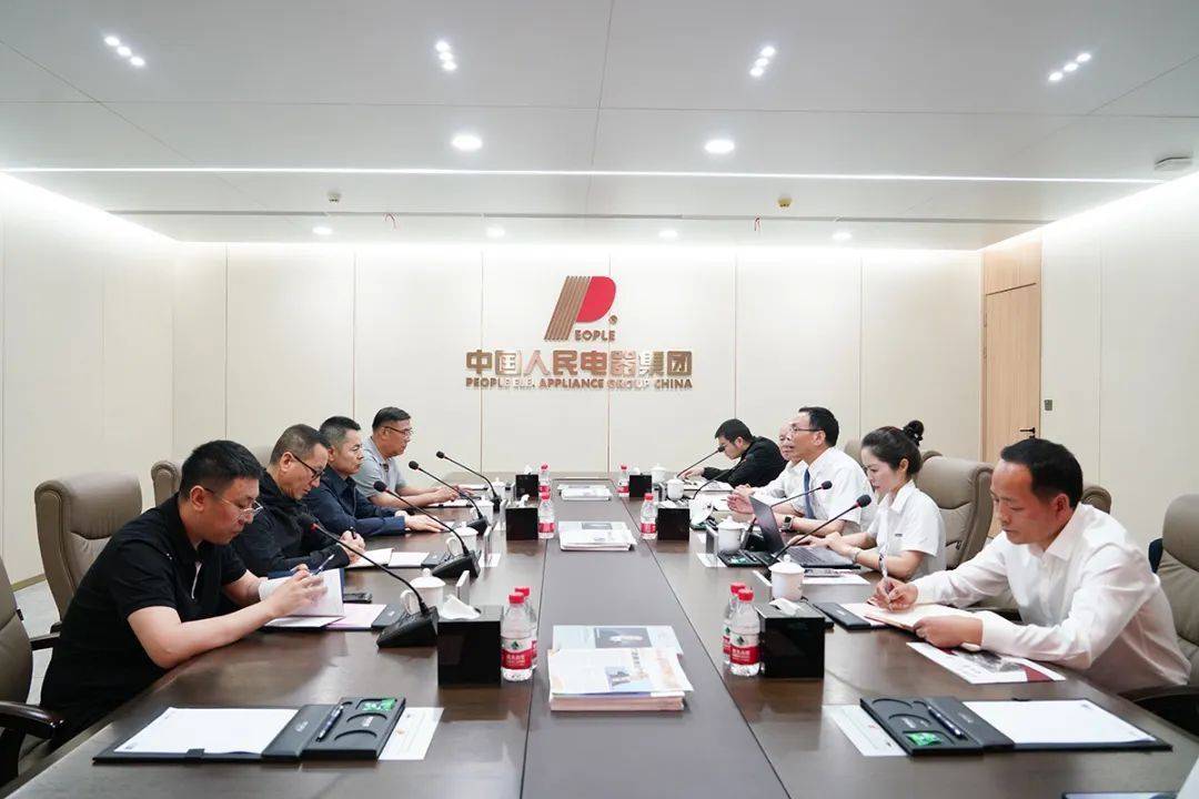 抚顺市市政府副秘书长刘树忠一行到人民电器考察指导