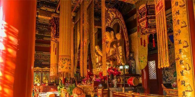 2000年,一名孝子遵从遗嘱,为父"塑金身",供奉在家无人敢拜访