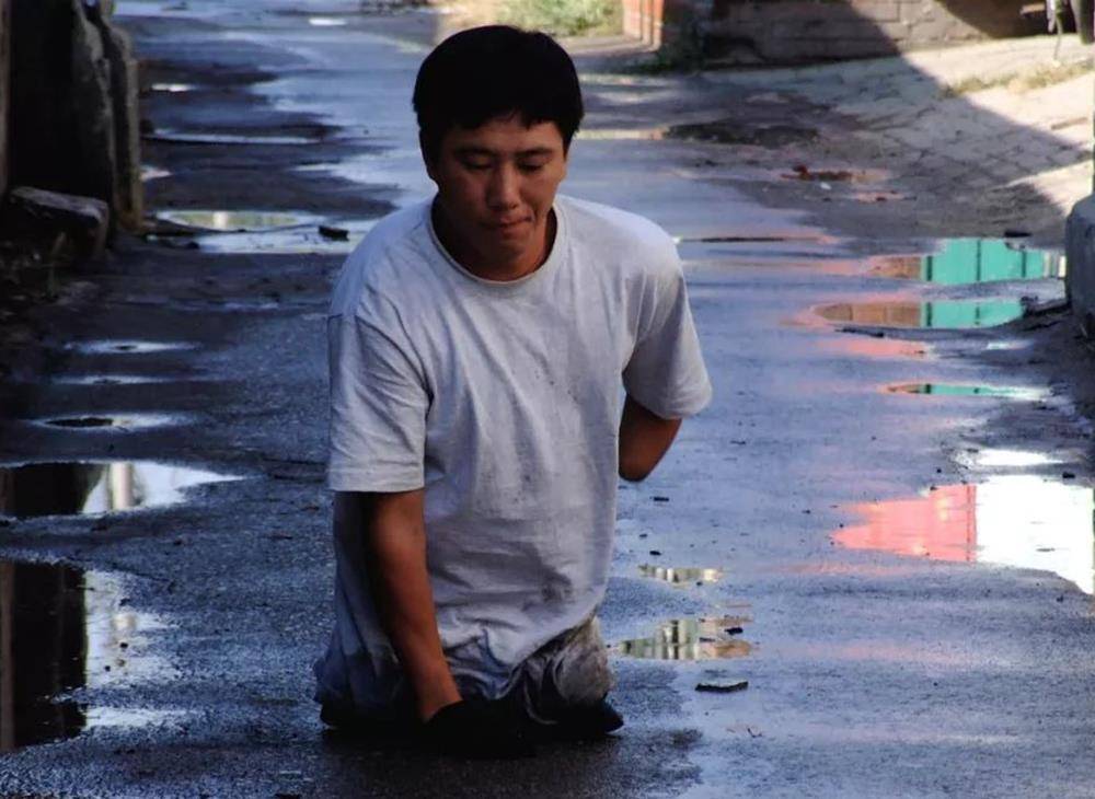 1996年,小伙无意捡到"金属链"致残,幸运收获爱情后,前年去世